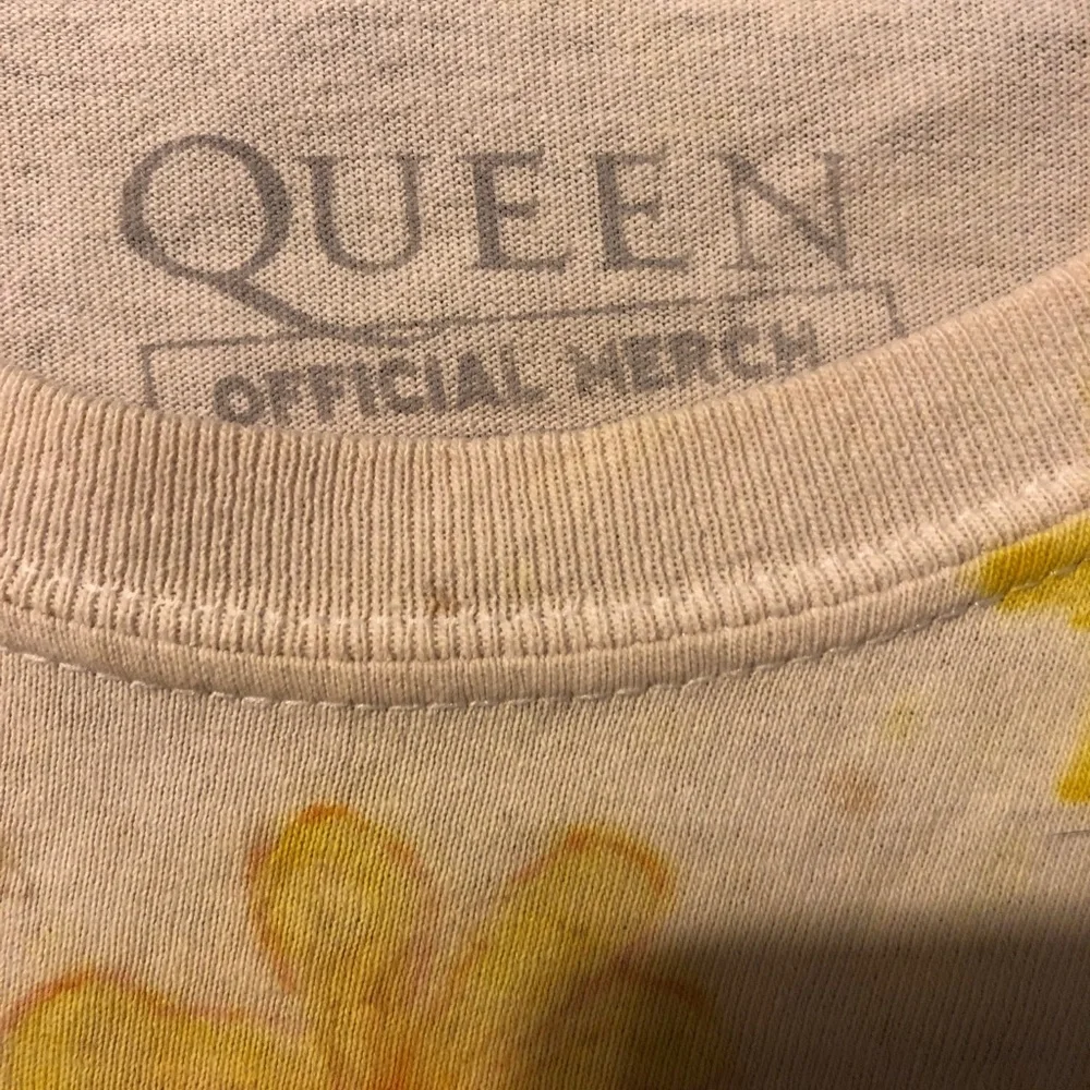 Queen Graphic Tee - Yellow Floral Vintage-Style Men’s Shirt
Distressed look - Picture 3 of 4